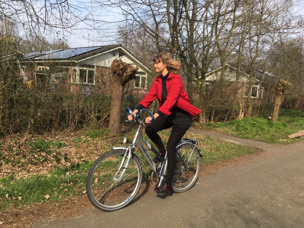 Donna in bicicletta